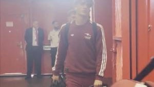 积攒宝贵经历！15岁道曼随阿森纳全队抵达老特拉福德，未进大名单