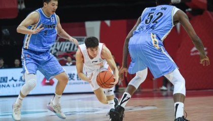 “1换4”深圳血亏！沈梓捷缺阵令球队无力抗衡首钢